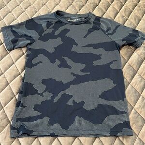 Boys SZ YLG UNDER ARMOUR Blue Camo Dr-Fit short sleeve shirt